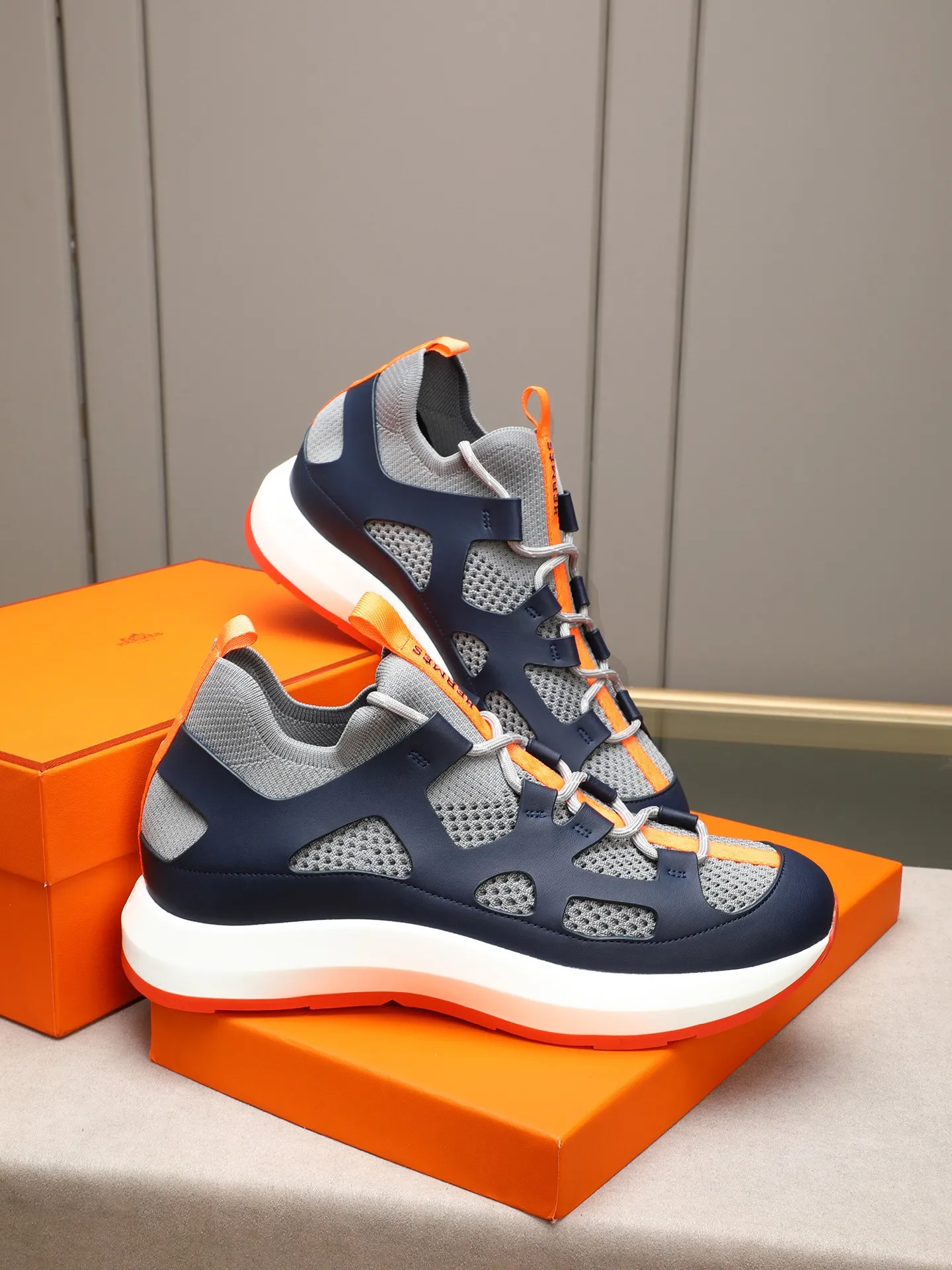 Men's shoes💰580 HERMES/Hermès men's rest sneakers! -High-end quality original casual sports shoes -Upper: high nappa calfskin, forging technology, knitted fabric, shoe brand webbing, injection molded brand logo -Inner: foot pad; water-dyed cowhide -Outsole: ultra-light TPU·rubber; two-color molded outsole -Ultra-high quality control·fine workmanship: highlighted (high-end·luxury·grade) Size: 38-39-40-41-42-43-44 (45 can be customized)